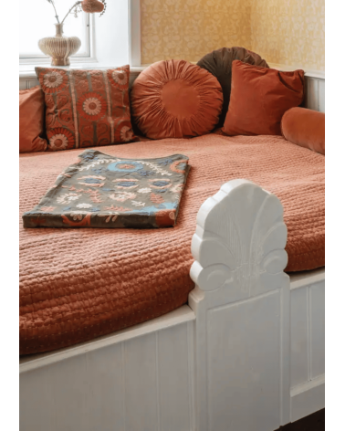 Coussin Suzani en velours brodé dans une décoration bohème
