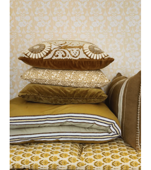 Coussin Suzani caramel et écru dans une décoration bohème naturelle