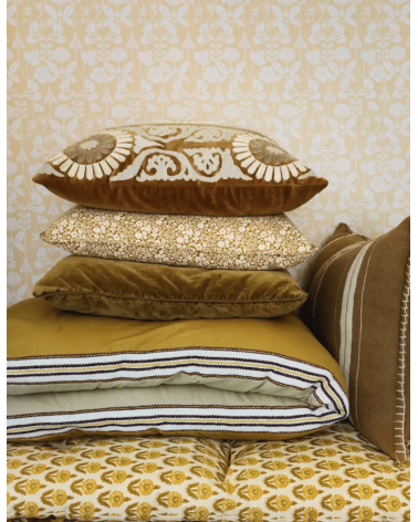 Housse de coussin Suzani en velours brodé – caramel & écru