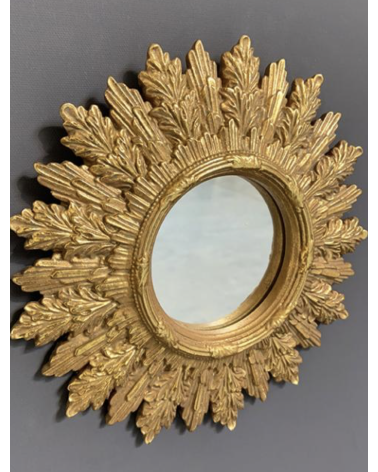 Miroir soleil doré feuillage sculpté en décoration murale