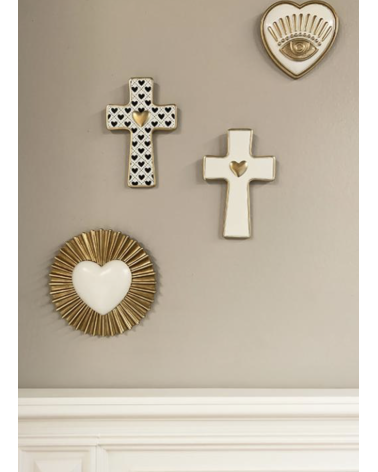Croix murale blanche et dorée dans une composition d’ex-voto
