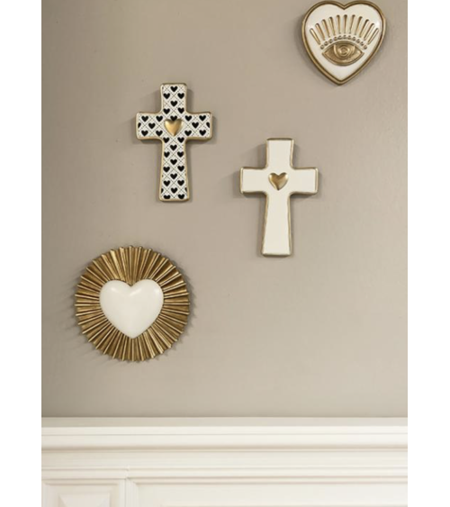 Composition murale avec croix cœur et décorations ex-voto dorées