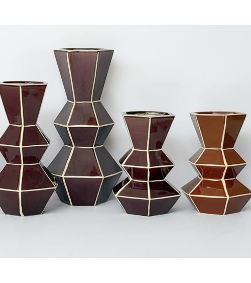 Vase géométrique burgundy en composition avec plusieurs vases