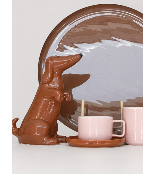 Tasse à café rose et brune avec vaisselle colorée