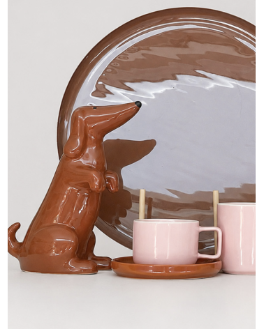 Tasse à café rose et brune avec vaisselle colorée