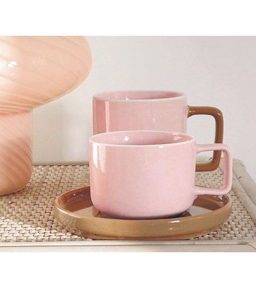 Tasses en faïence roses et brunes en décoration