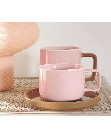 Tasses en faïence roses et brunes en décoration