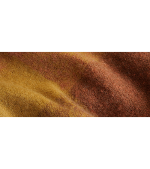 Détail texture du plaid à carreaux terracotta et ocre