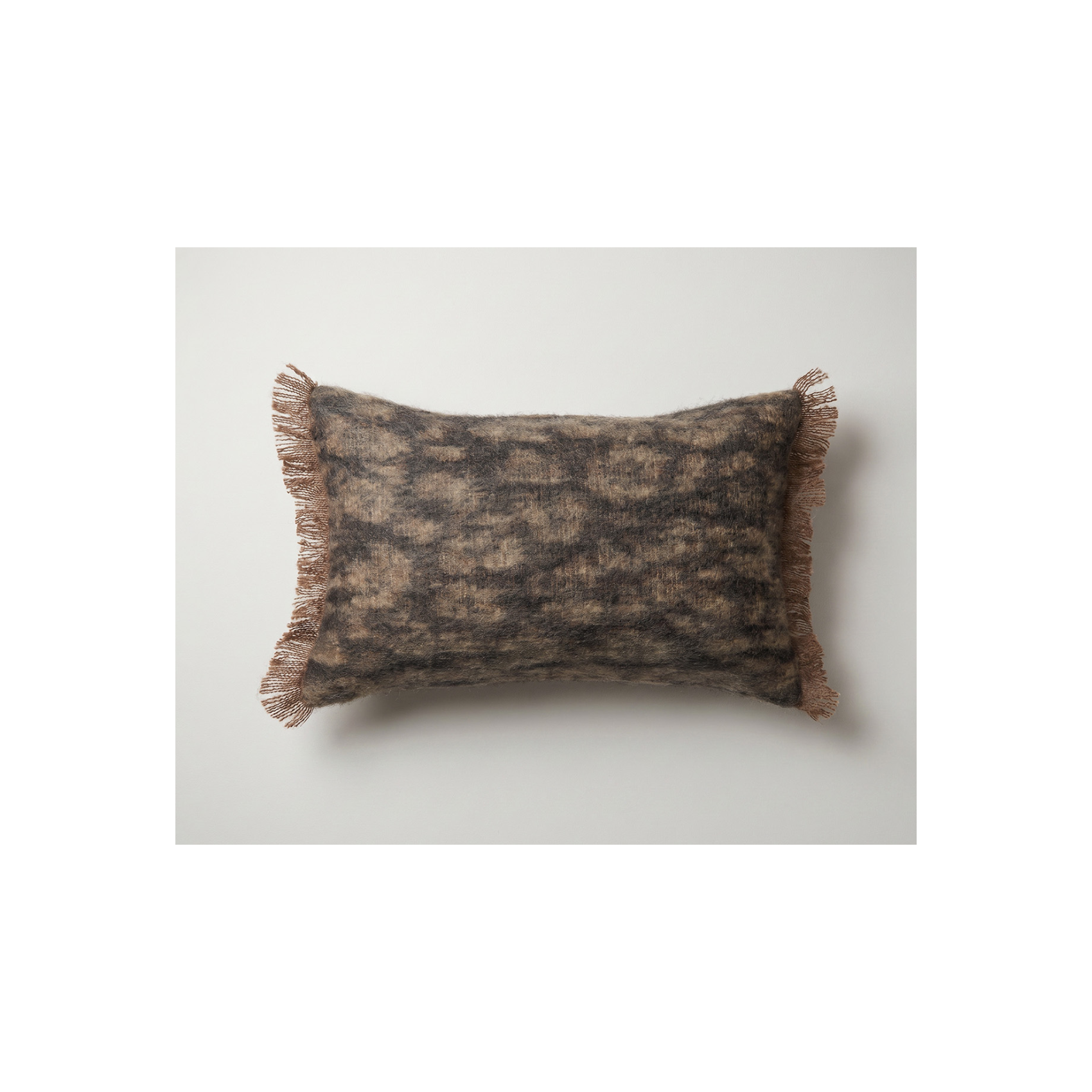 Housse de coussin marron à motif animalier et franges 30x50 cm