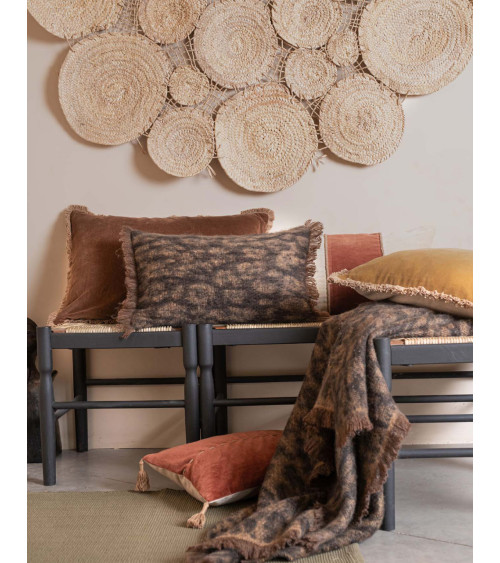 Housse de coussin marron motif animalier sur canapé décoration chaleureuse