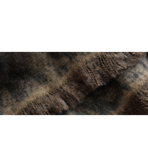 Détail texture duveteuse et franges housse de coussin marron