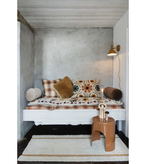 Housse de coussin en laine moutarde 40x40 sur banquette