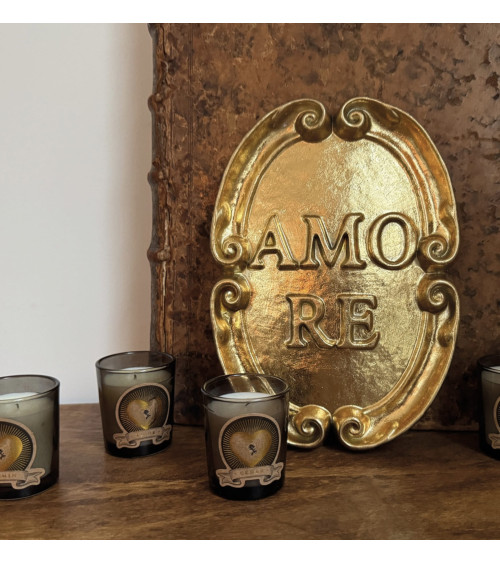 Décoration murale AMORE dorée dans une composition style cabinet de curiosités