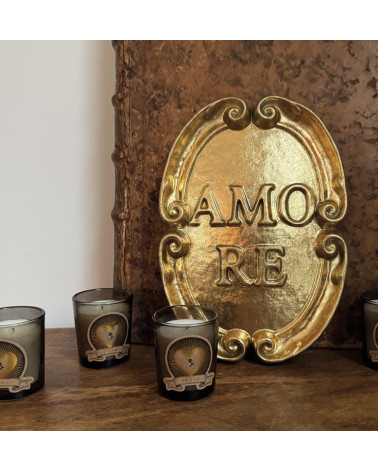 Décoration murale AMORE dorée dans une composition style cabinet de curiosités