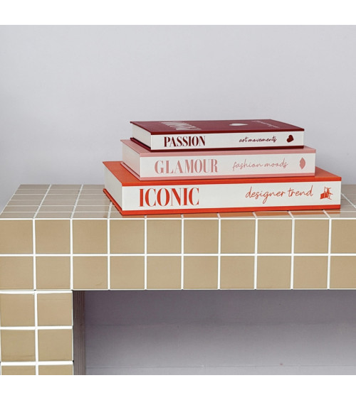Boîtes livres décoratives orange rose et rouge en situation