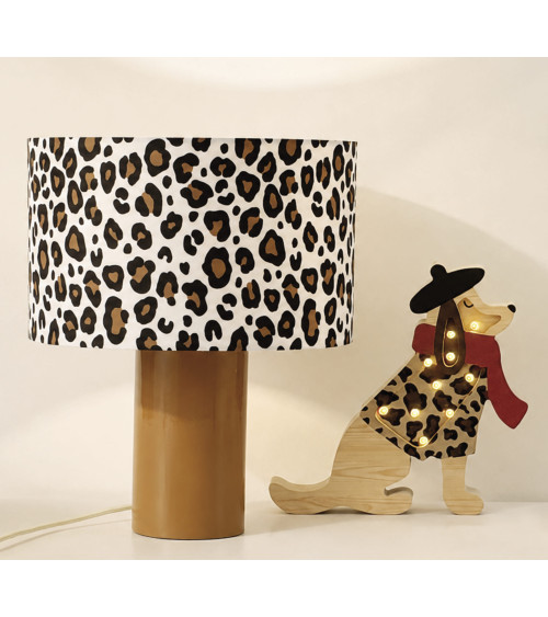 Lampe en céramique marron avec abat-jour imprimé léopard en situation