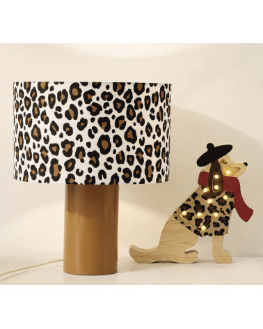 Lampe en céramique marron avec abat-jour imprimé léopard en situation