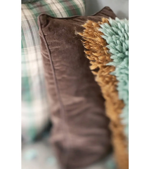 Détail du velours de coton chocolat de la housse de coussin