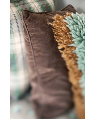 Détail du velours de coton chocolat de la housse de coussin
