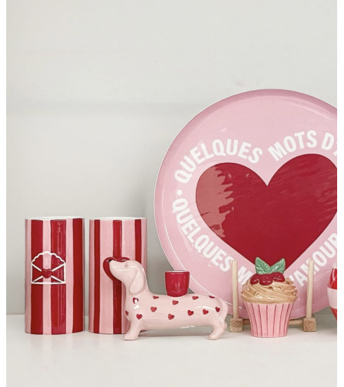 Bougeoir teckel rose et rouge dans une décoration cœur