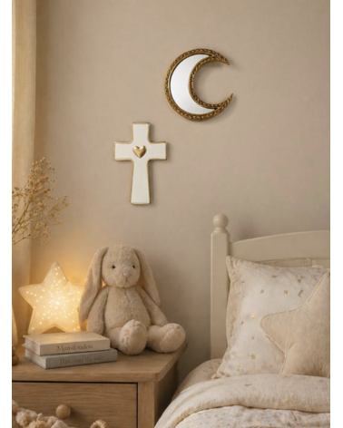 Miroir lune doré dans une composition murale avec croix