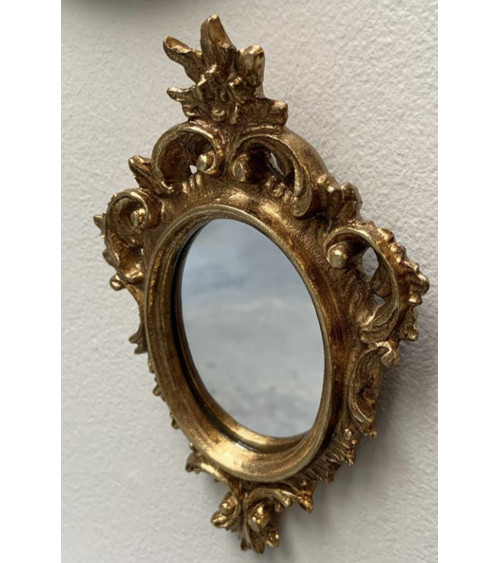 Détail du cadre orné du petit miroir ovale doré
