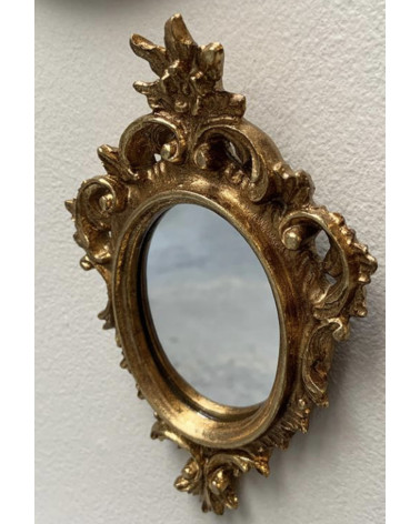 Détail du cadre orné du petit miroir ovale doré