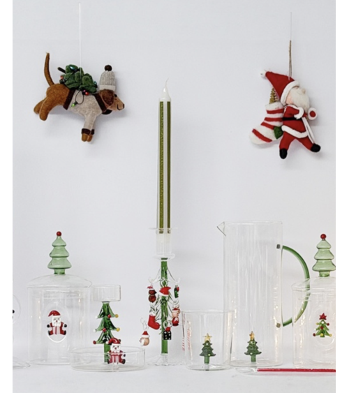 Bougeoir sapin de Noël en verre dans une décoration de table festive