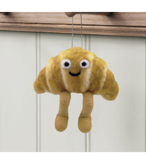 Croissant souriant suspendu dans une décoration de Noël