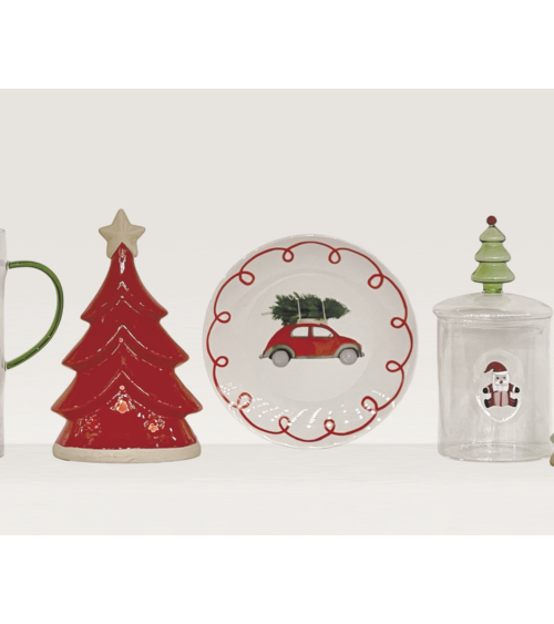 Assiette dessert de Noël voiture rouge avec sapin et décorations de fête