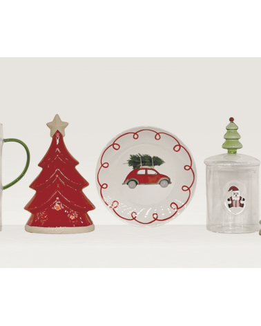 Assiette dessert de Noël voiture rouge avec sapin et décorations de fête