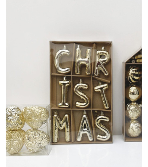 Lettres CHRISTMAS dorées avec décorations de Noël assorties