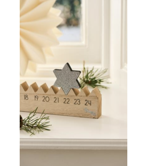 Calendrier de l'Avent avec étoile argentée dans une décoration de Noël