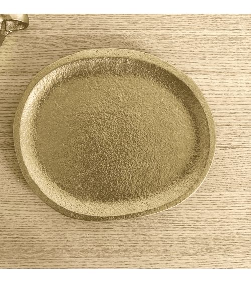 Petit plateau décoratif ovale doré avec finition texturée vu du dessus