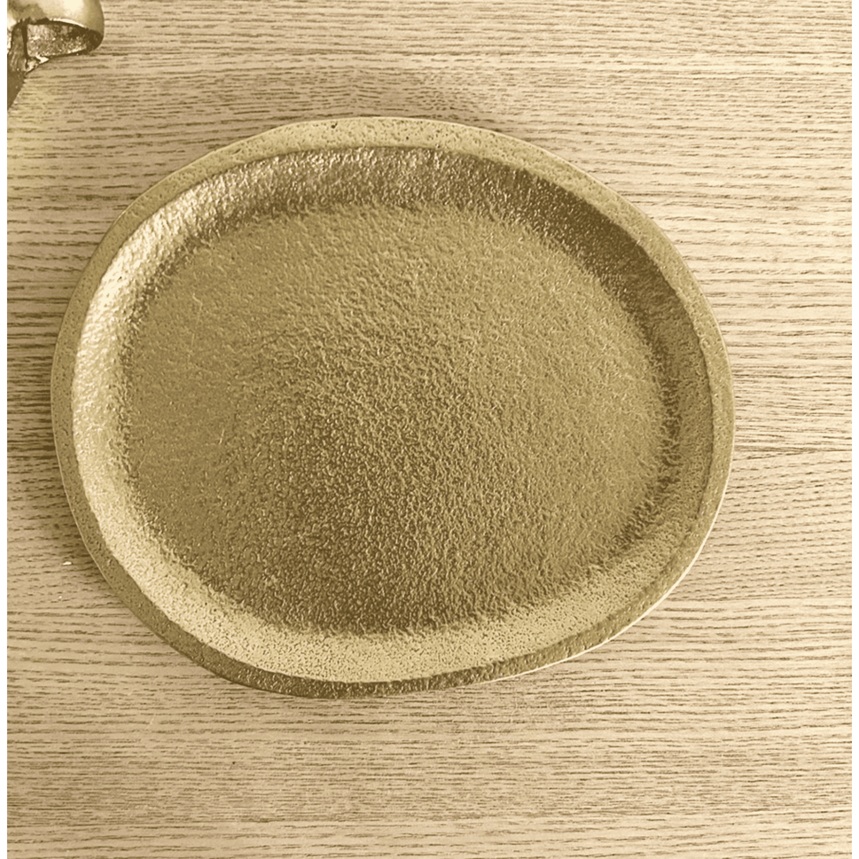 Petit plateau décoratif ovale doré avec finition texturée vu du dessus