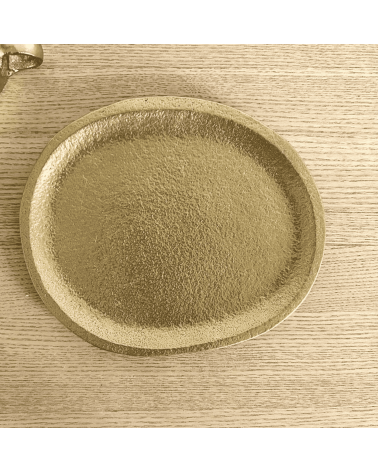 Petit plateau décoratif ovale doré avec finition texturée vu du dessus