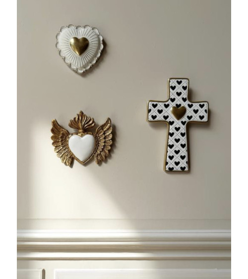 Cœur ailé blanc et doré dans une composition murale avec croix décorative et cœur sacré